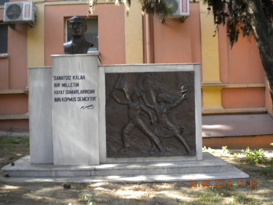 Atatürk Büstü ve Gençlik Rölyefi - Tekirdağ