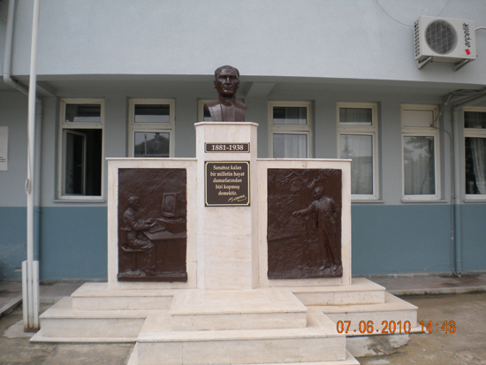 Muratlı Halk Eğitim Merkezi Atatürk Büstü