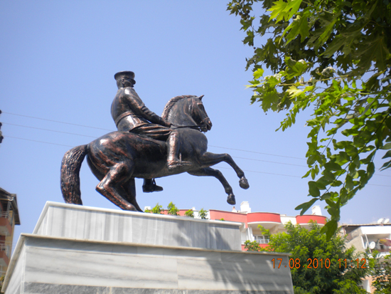 Kumbağ Atatürk Anıtı